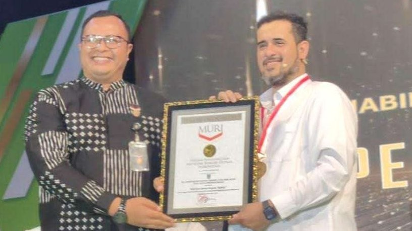 Walikota Probolinggo, Habib Hadi Zainal Abidin (kanan) menerima penghargaan dari perwakilan Muri atas prestasinya memimpin selama lima tahun. (Foto: Ikhsan Mahmudi/Ngopibareng.id)