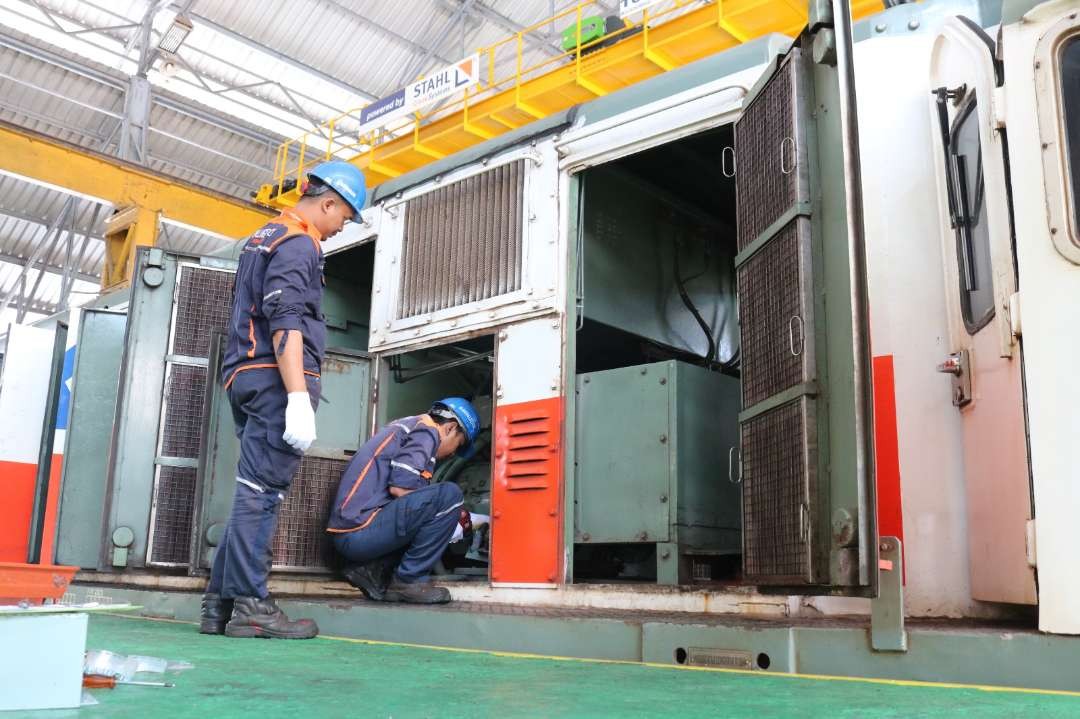Petugas melakukan perawatan lokomotif kereta (Foto: istimewa)