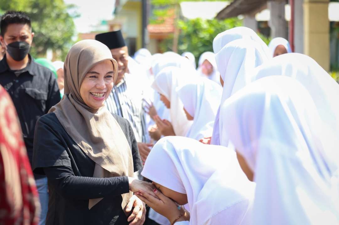 Siti Atikoh Supriyanti, istri calon Presiden RI 2024 Ganjar Pranowo melakukan safari di Jawa Timur, salah satunya ke ponpes di Ponorogo dan Trenggalek. (Foto: Istimewa)