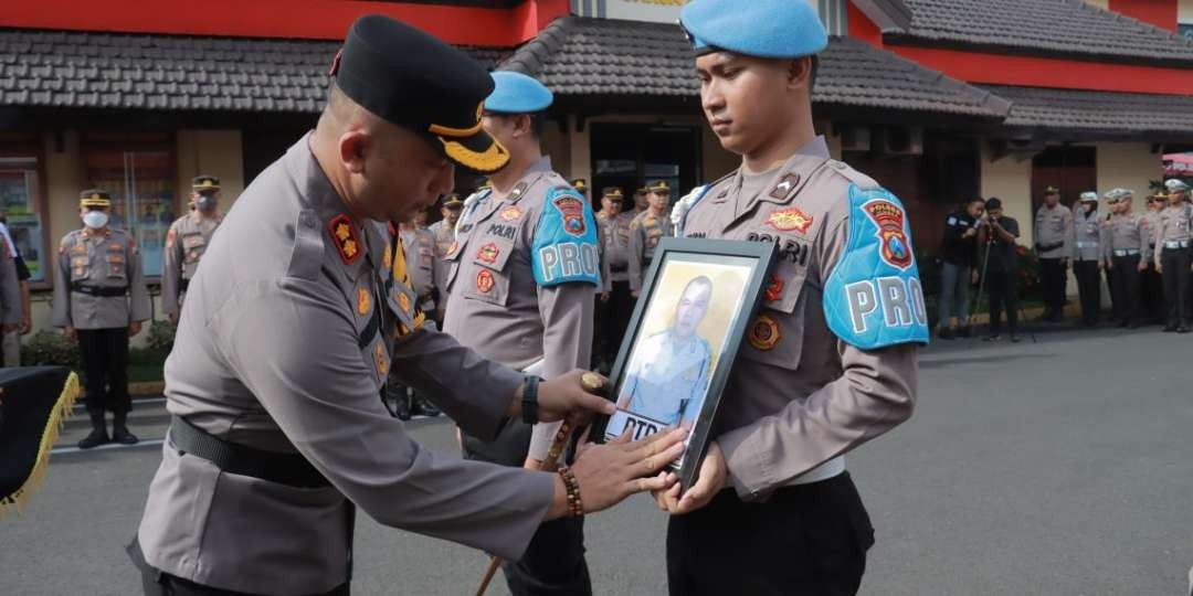 Upacara PTDH terhadap dua anggota Polres Jember, Jawa Timur. (Foto: Dokumentasi Humas Polres Jember)