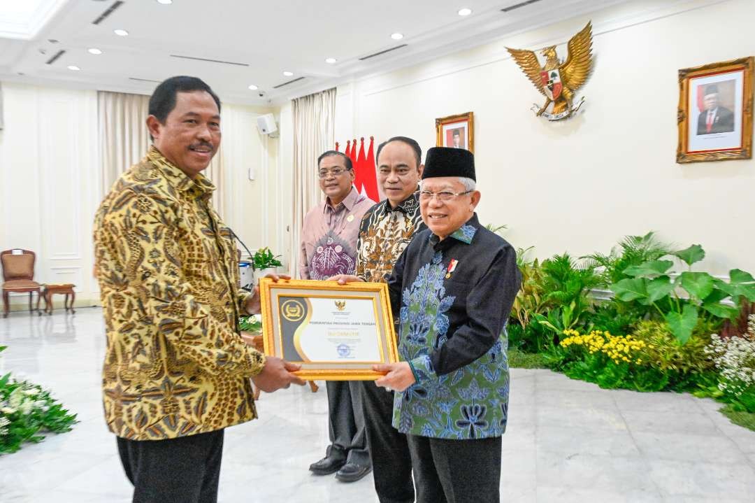 Pemerintah Provinsi Jawa Tengah menerima penghargaan sebagai Badan Publik Informatif dalam Anugerah Keterbukaan Informasi Publik Tahun 2023. (Foto: Humas Jateng)