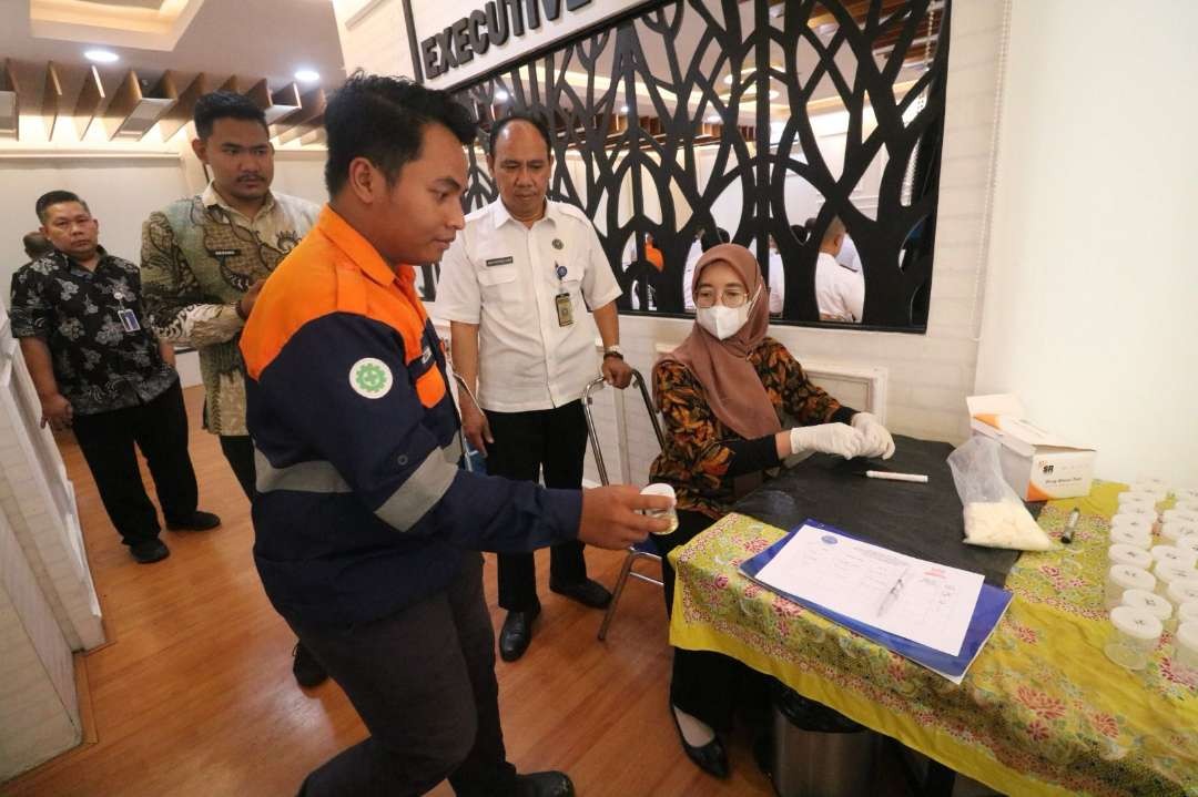 Tes narkoba yang menyasar pegawai PT. KAI Daop 8 Surabaya, pada Selasa 19 Desember 2023, bertempat di Stasiun Gubeng. (Foto: Humas PT. KAI Daop 8)