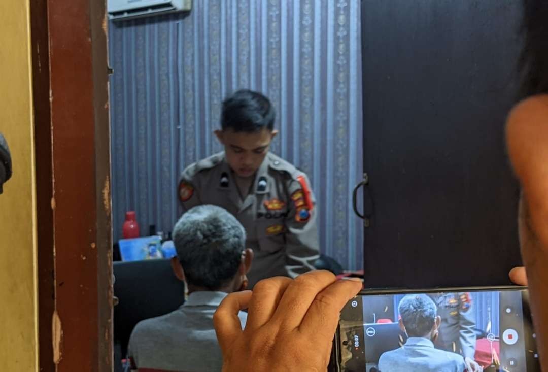 Kakek pamer kelamin saat diperiksa polisi.(Foto Istimewa)