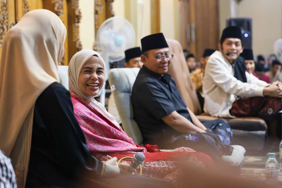 Istri Capres 2024 Ganjar Pranowo, Siti Atikoh Supriyanti ikut pengajian rutinan malam Selasa Majelis Ta'lim Sabilu Taubah, yang dipimpin Gus Iqdam. (Foto: Istimewa)