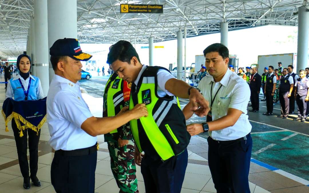 Sisyani Jaffar saat memberikan rompi kepada petugas keamanan Bandara Juanda. (Foto: Aini Arifin/Ngopibareng.id)
