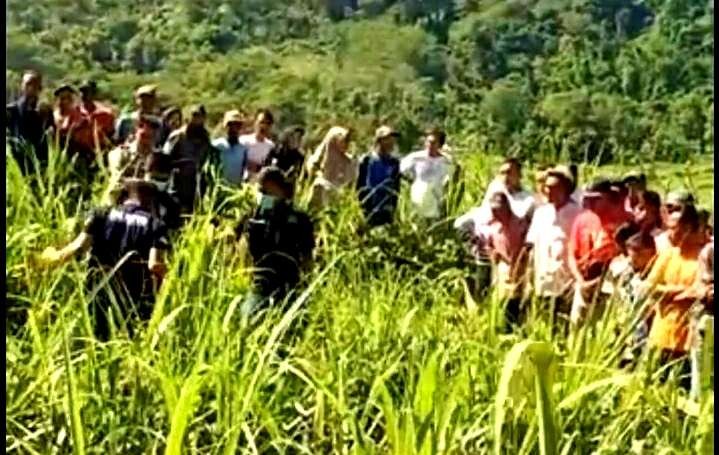 Warga mendatangi TKP penemuan mayat laki-laki di kebun tebu Desa Pakisan, Kecamatan Tlogosari, Bondowoso, Jawa Timur. (Foto: Guido Saphan/Ngopibareng.id)