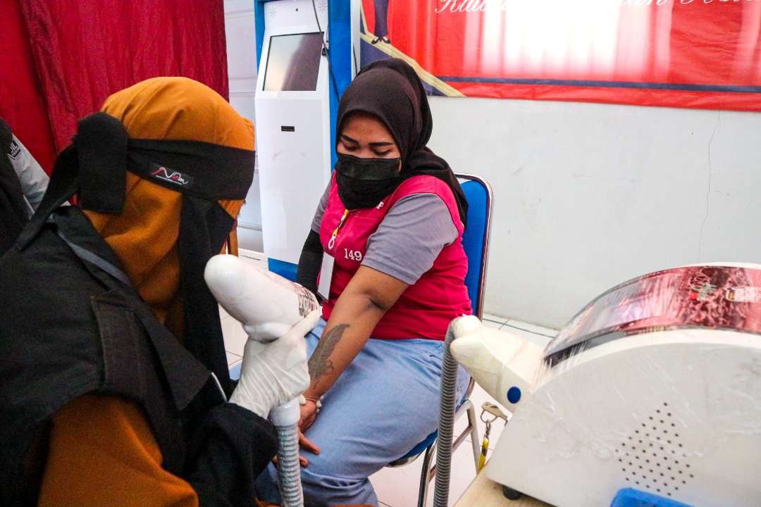 Salah satu warga binaan rutan perempuan Surabaya saat hapus tato. (Foto: Aini Arifin/Ngopibareng.id)