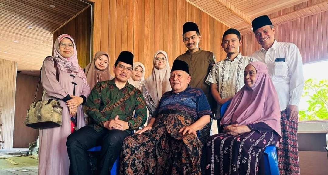 Sesepuh ulama pesantren KH Syukron Makmun, saat menerima tamu KH Imron Hamid dari Singosari Malang. (Foto:dok/ngopibareng.id)