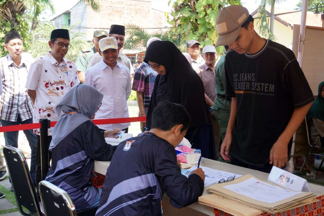 Wakil Wali Kota Pasuruan H. Adi Wibowo, (Mas Adi) menyaksikan simulasi pemungutan suara Pemilu Tahun 2024 berlokasi di Taman Sekar Gadung Kota Pasuruan. Rabu 20 Desember 2023. (Foto: Pemkot Pasuruan)