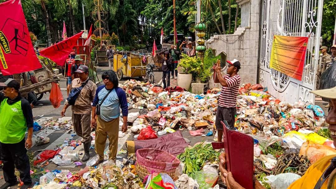 Akses pintu masuk depan Pendopo Sidoarjo dipenuhi sampah (Foto : Aini/Ngopibareng.id)