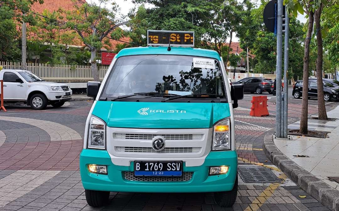 Bus listrik kecil yang sedang di uji coba Pemkot Surabaya hingga Februari 2024 mendatang. (Foto: Pita Sari/Ngopibareng.id)