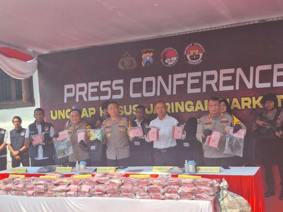 Barang bukti 144 kilogram narkotika jenis sabu yang diamankan Polrestabes Surabaya dari kurir sepasang suami-istri asal Asahan, Sumatera Utara. (Foto: Julianus Palermo/Ngopibareng.id)
