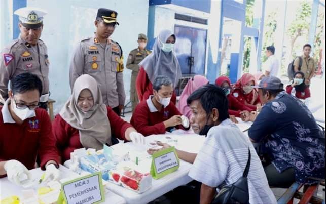 Sopir bus di terminal Situbondo jalani tes urine dan cek kesehatan jelang libur Nataru. (Foto: Guido Saphan/Ngopibareng.id)