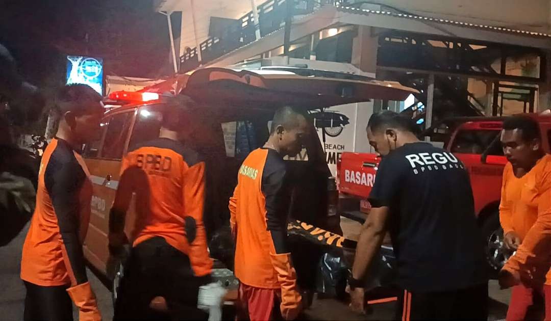 Tim SAR mengevakuasi jenazah wisatawan asal Tangerang yang hanyut di pantai double six Seminyak Kuta (foto:Basarnas Bali)