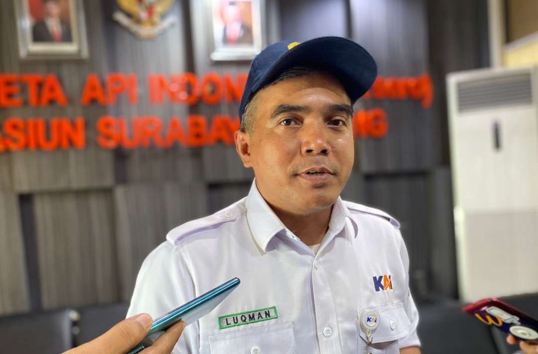 Manager Humas KAI Daop 8 Surabaya, Luqman Arif menjelaskan soal persediaan tiket kereta api masa libur Nataru 2024. (Foto: Pita Sari/Ngopibareng.id)