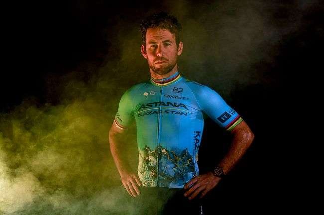 Mark Cavendish bintang utama Astana Qazaqstan memamerkan jersey baru buatan BIemme untuk musim balap 2024. (Foto: Istimewa)