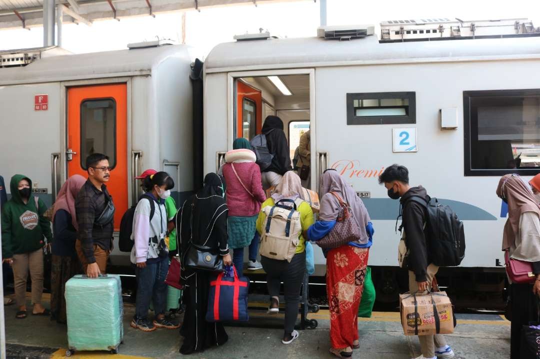 Sejumlah penumpang hendak masuk ke dalam kereta api  (Foto: Istimewa)