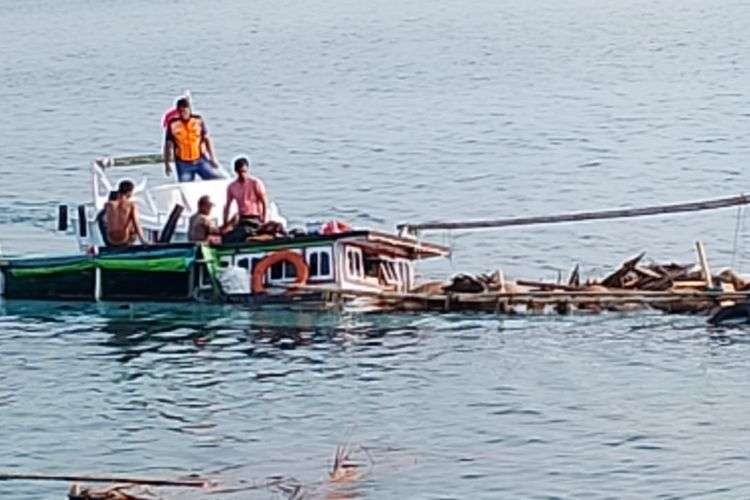 Kapal Motor (KM) Labobar tenggelam di Perairan Pulau Karamian, Kabupaten Sumenep, Madura, Jawa Timur, Rabu 20 Desember 2023. (Foto: dok Polres Sumenep)