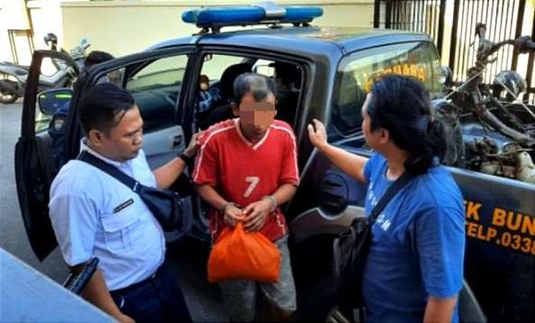 Pelaku pencurian sepeda motor tetangga sendiri diamankan anggota Polsek Bungatan Situbondo dari amukan massa. (Foto: Dok Polres Situbondo)