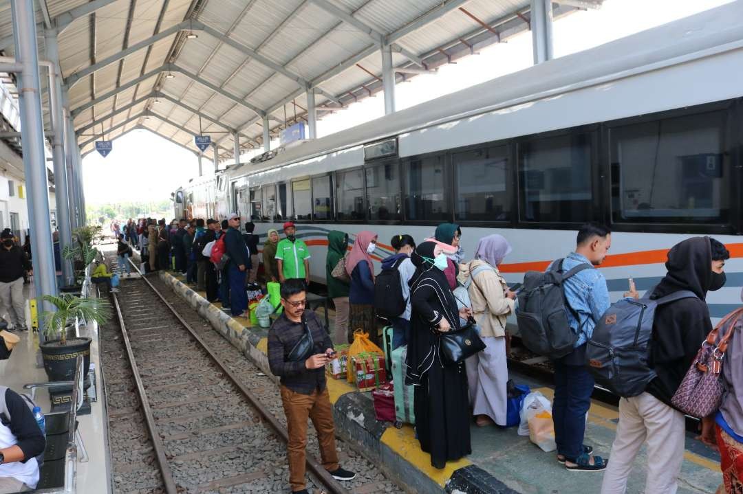 Ratusan penumpang bersiap naik kereta api memasuki libur Nataru (Foto:istimewa)