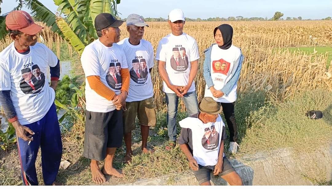 Relawan SIBER kenalkan Kartu Sakti Ganjar Mahfud ke petani Kediri. (Foto: Istimewa)