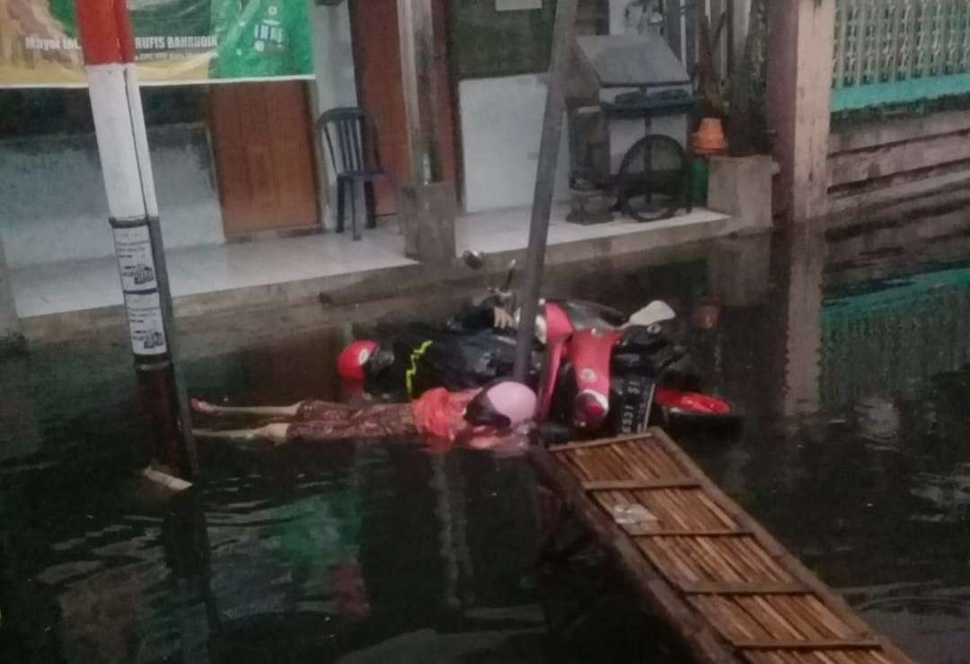 Pasutri tewas diduga tersengat listrik saat melintasi banjir.(Foto Istimewa)