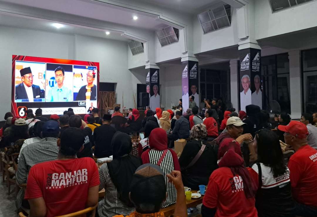 Suasana Nobar Debat Cawapres di TKD Jawa Timur.(Foto: Pita Sari/Ngopibareng.id)