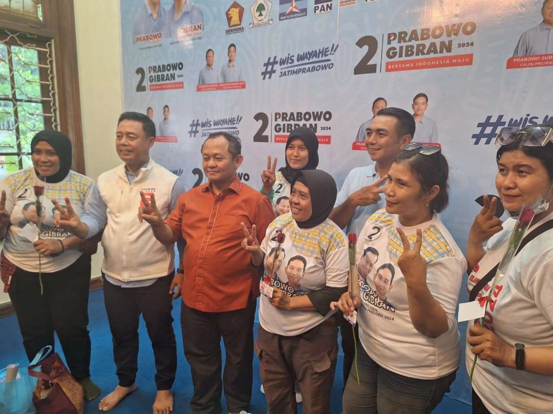 Tim Kampanye Daerah Prabowo-Gibran Jatim berpose dengan ibu-ibu ojek online, sesaat sesudah acara peringatan Hari Ibu. (Foto: Julianus Palermo/Ngopibareng.id)