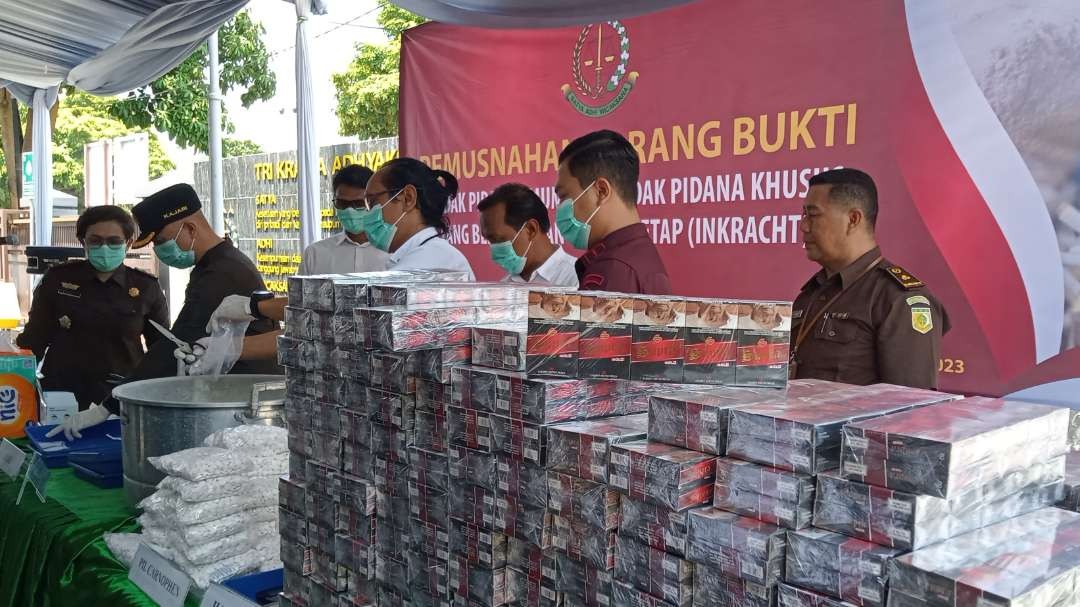 Kejaksaan Negeri Tuban memusnahkan barang bukti puluhan ribu bungkus rokok ilegal hasil sitaan tahun 2023 (Khoirul Huda/Ngopibareng.id)