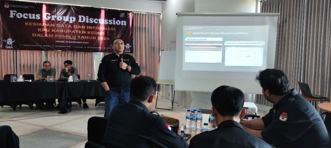 Komisi Pemilihan Umum (KPU)  Kabupaten Kediri menggelar acara Forum Grup Discussion tentang  kesiapan data dan informasi (Foto: Fendi Lesmana/ngopibareng.id)