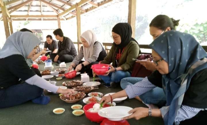 Menikmati masakan khas Lombok sambil lesehan di Saung. (Foto: Asmanu Sudharso/Ngopibareng.id )
