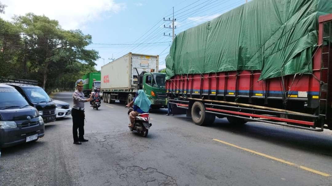 Kasat Lantas Polresta Banyuwangi Kompol Randy Asdar mengatur arus lalu lintas saat terjadi kemacetan pada libur Idul Adha dan libur sekolah lalu (Foto: Muh Hujaini/Ngopibareng.id)
