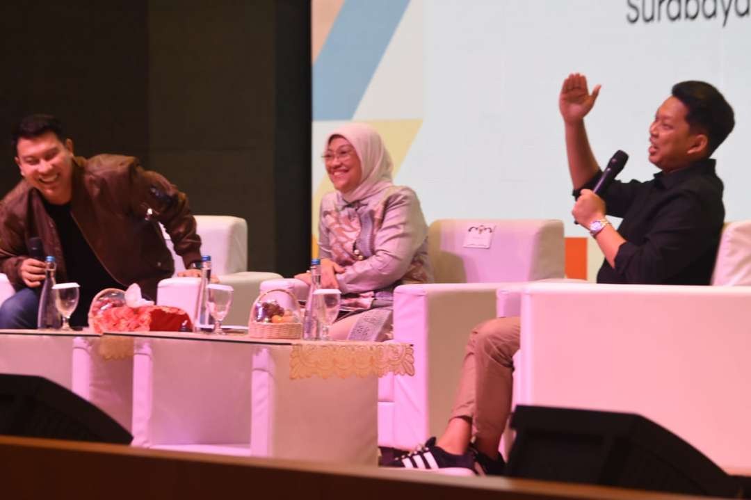 Menaker RI, Ida Fauziyah dan Bayu Skak saat menghadiri acara Menaker Talk 'Building Work Ethich and Creative Mindset' di Surabaya. (Foto: Pita Sari/Ngopibareng.id)