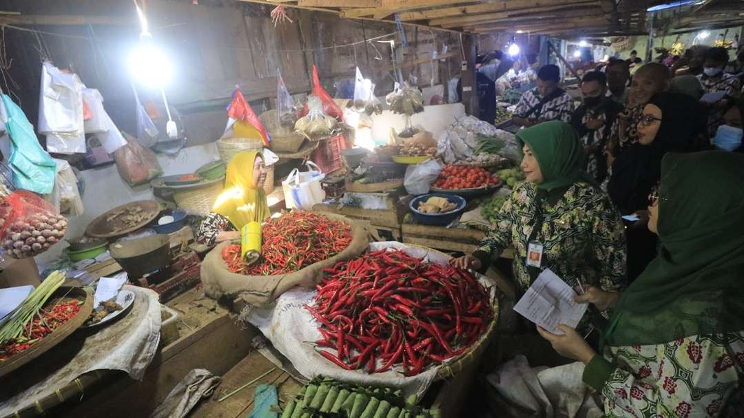 Tim gabungan saat menyidak sembako di pasar dan swalayan di Kota Probolinggo. (Foto: Ikhsan Mahmudi/ngopibareng.id)