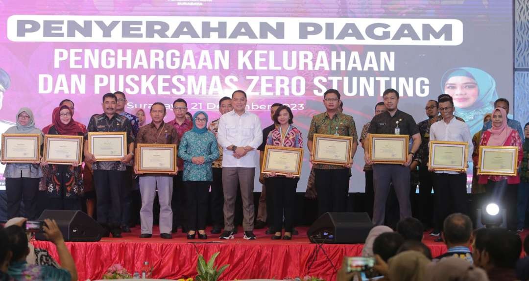 penyerahan penghargaan zero stunting, peduli anak dan ramah perempuan oleh Walikota Surabaya, Eri Cahyadi. (Foto: Humas Pemkot Surabaya)