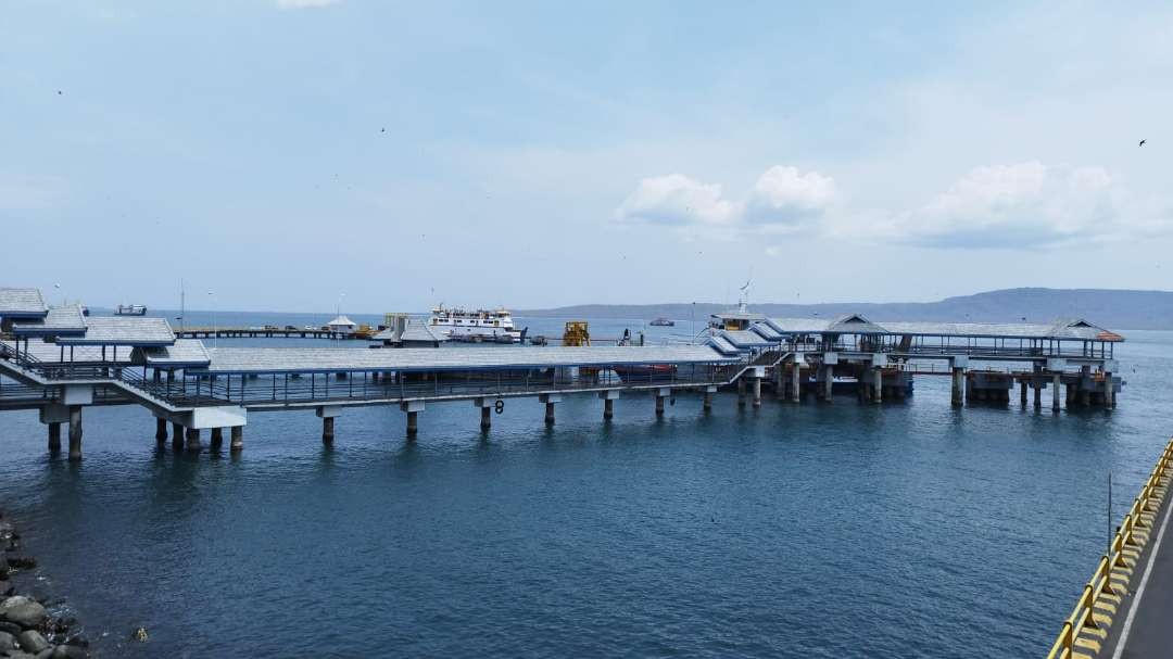 Dermaga pelabuhan Ketapang, Banyuwangi (foto:Muh Hujaini/Ngopibareng.id)