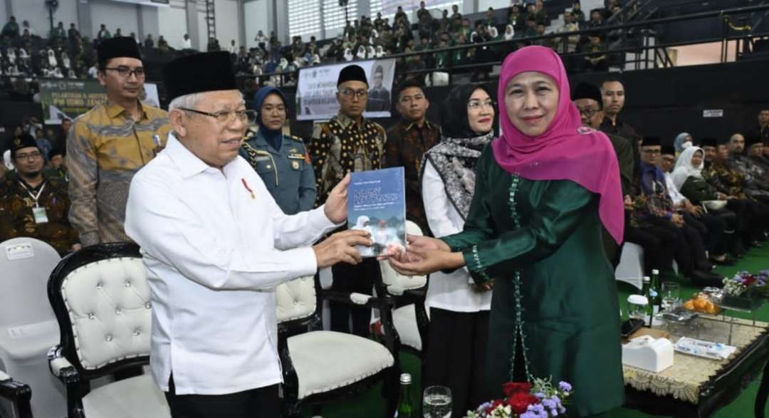 Ppeluncuran buku "No One Left Behind" karya Gubernur Jatim Hj Khofifah Indar Parawansa, menyerahkan kepada Wapres KH Ma'ruf Amin. (Foto:adi/ngopibareng.id)