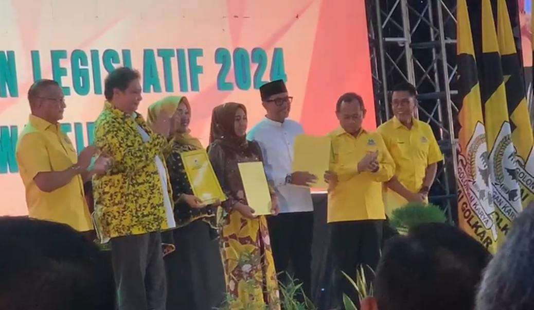 Ketua Umum Partai Golkar Airlangga Hartarto menyerahkan langsung rekomendasi ini di Surabaya, Sabtu (23 Desember 2023).(Foto:adi/ngopibareng.id)