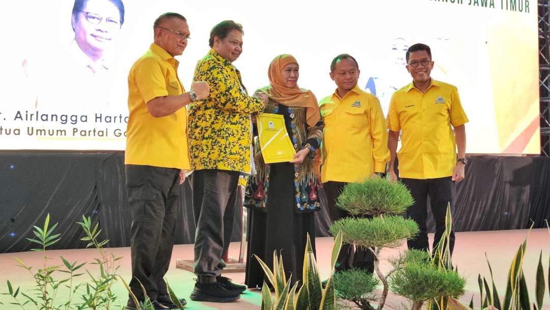 Gubernur Jatim, Khofifah Indar Parawansa (tengah) menerima surat rekomendasi dukungan dari Ketum Partai Golkar Airlangga Hartarto. (Foto: Fariz Yarbo/Ngopibareng.id)