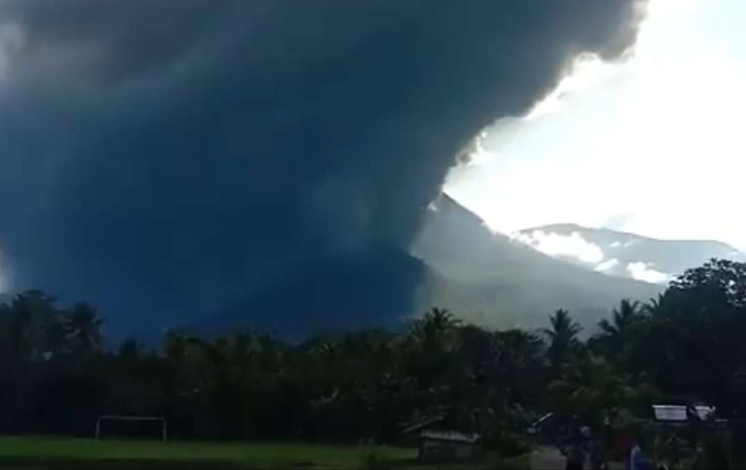 Potret erupsi gunung api Lewotobi Laki-laki, Flores Timur , Nusa Tenggara Timur (NTT). (Foto: X)
