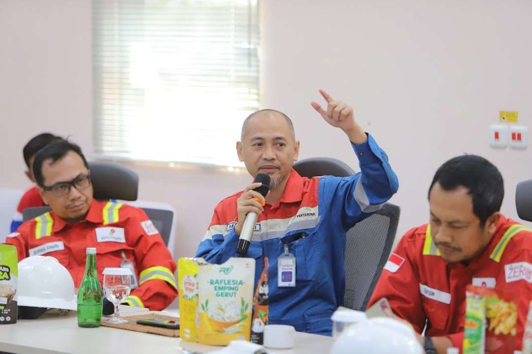 Deputi Keuangan SKK Migas Kurnia Chairi mengapresiasi tim yang tengah melaksanakan pekerjaan di lapangan gas Jambaran Tiung Biru (JTB). (Foto: Dok SKK Migas)
