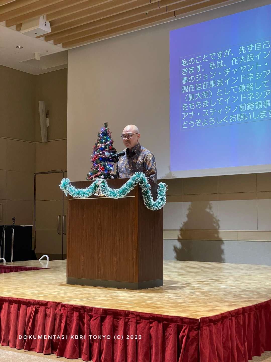 Wakil Duta Besar RI John Tjahjanto Boestami membuka perayaan Natal bertema pada Sabtu, 23 Desember 2023 di OBIC Midosuji Building, Osaka. (Foto: KBRI Tokyo)