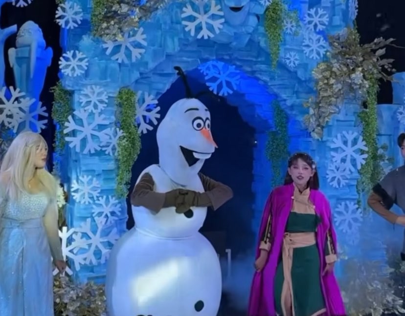 Atraksi wisata berupa drama musikal “Frozen” di Hawai Group Malang (Foto: Instagram/@Hawaigroup)
