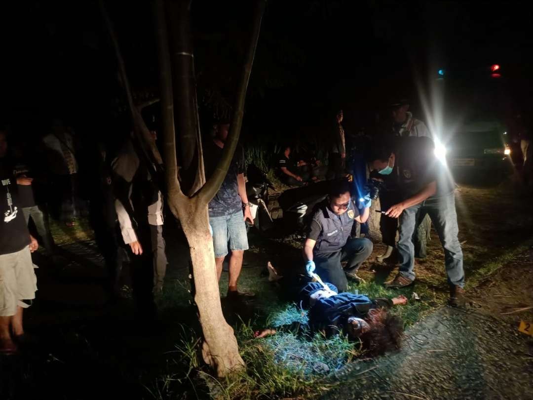 Evakuasi mayat perempuan muda yang ditemukan di dekat Wisata Goa Jegles, Kepung, Kediri. (Foto: Istimewa)