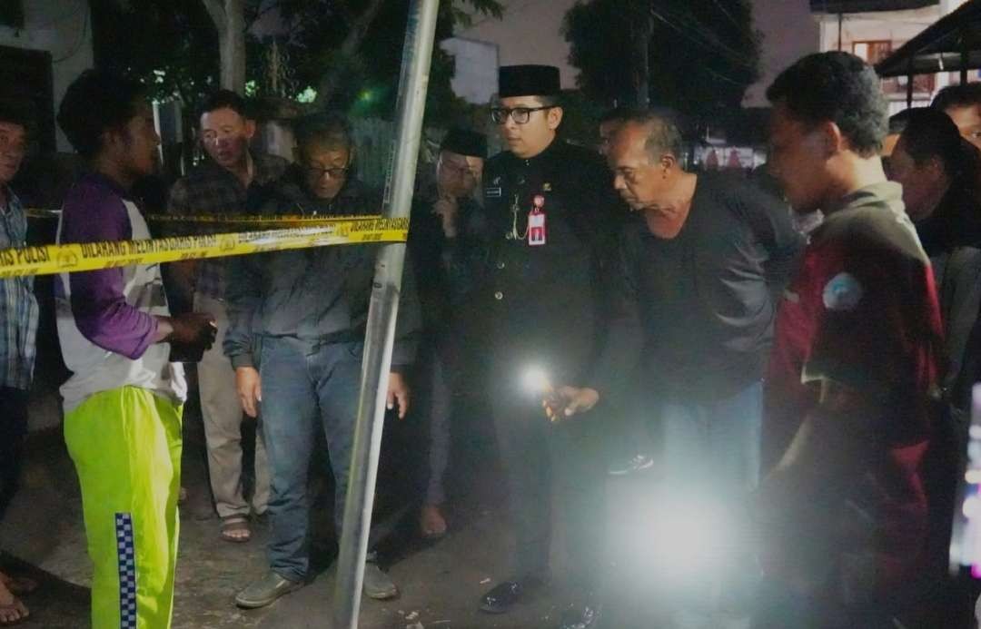 Pj Walikota Mojokerto saat cek PJU yang menyebabkan pasutri tewas. (Foto: Istimewa)