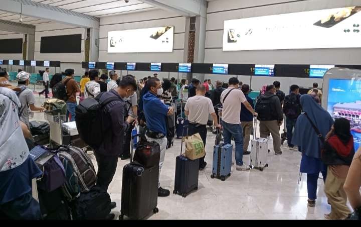 Calon penumpang pesawat udara di Bandara Internasional Soekarno Hatta sedang boarding  ( foto; Asmanu Sudharso/ngopibareng.id)