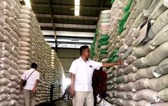 Stok beras di Gudang Bulog Bondowoso cukup memenuhi kebutuhan masyarakat selama Natal 2023 dan Tahun Baru 2024. (Foto: Guido Saphan/Ngopibareng.id)