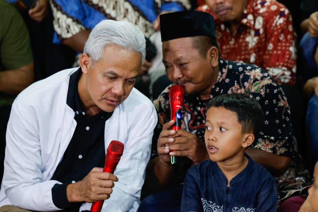 Capres Ganjar Pranowo mendengarkan cerita Susilo terkait kesuksesan anaknya, lulusan SMKN Jateng. (Foto: Istimewa)