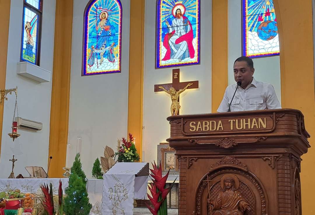 Walikota Surabaya, Eri Cahyadi saat melakukan kunjungan Gereja Katolik Kristus Raja Damai, Tambaksari. (Foto: Pita Sari/Ngopibareng.id)