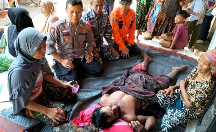 Nelayan di Situbondo, Sumahwi, 50 tahun terbaring lemas di rumahnya Desa/Kecamatan Jangkar setelah lima hari terombang-ambing di tengah laut.(Foto: Humas Polres Situbondo)